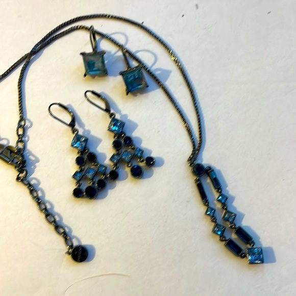 Necklace and two pairs of earrings - Picture 1 of 2